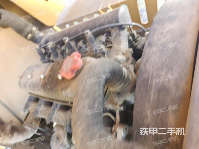 發(fā)動(dòng)機(jī)左側(cè)全景（壓路機(jī)發(fā)動(dòng)機(jī)艙）