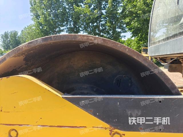 前轮右侧减震块连接及部件(压路机前后车架) 前轮右侧减震块连接及部件(压路机前后车架)