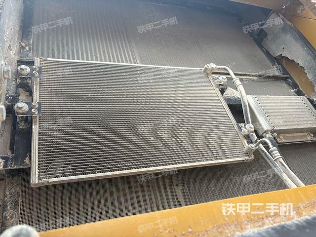 散熱器正面(大件艙室) 散熱器正面(大件艙室)