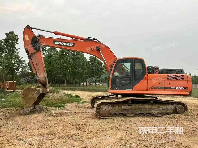 斗山DX260LC挖掘機(jī)
