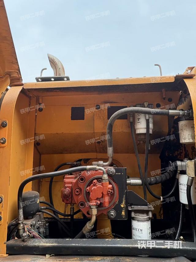 液壓泵艙室正面整體(整機外觀) 液壓泵艙室正面整體(整機外觀)