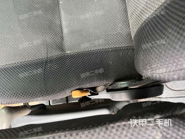 行走控制手柄和踏板?俯拍(駕駛室部分) 行走控制手柄和踏板?俯拍(駕駛室部分)