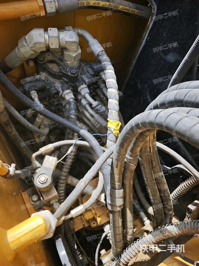 回转马达和主控阀（整机外观）