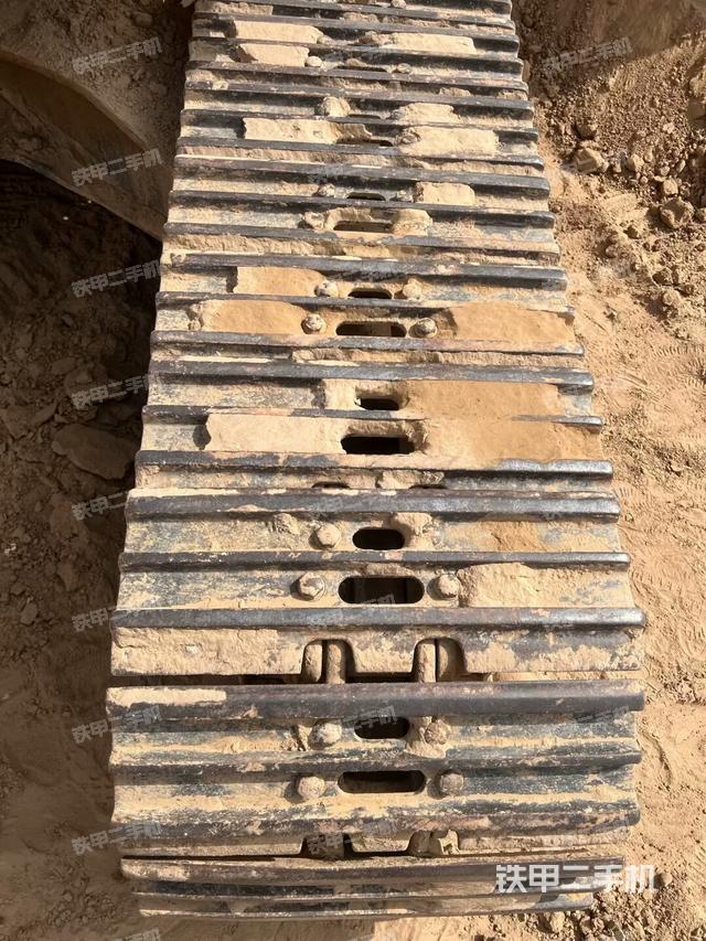 单侧履带整体(整机外观) 单侧履带整体(整机外观)