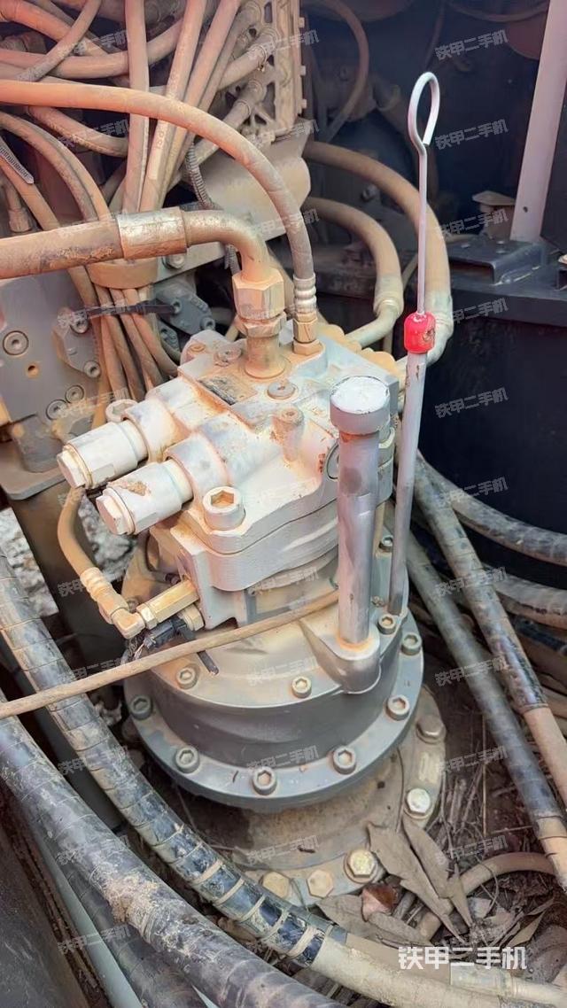 回转马达和主控阀（整机外观）