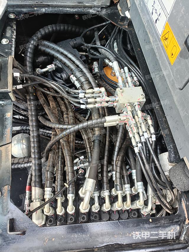 回轉(zhuǎn)馬達(dá)和主控閥（整機(jī)外觀）