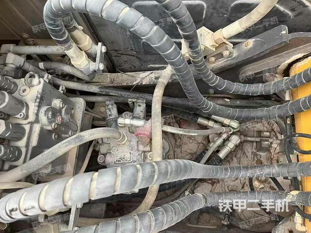 液壓泵艙室正面整體(整機外觀) 液壓泵艙室正面整體(整機外觀)