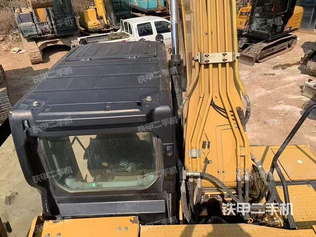 駕駛室頂部(整機(jī)外觀) 駕駛室頂部(整機(jī)外觀)