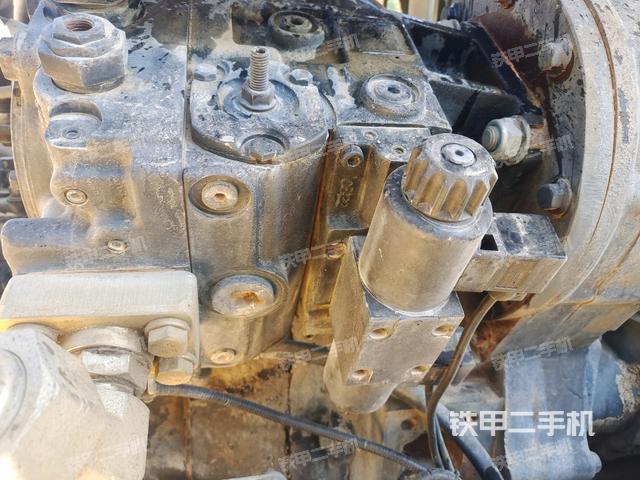 发动机舱液压泵全景(压路机发动机舱) 发动机舱液压泵全景(压路机发动机舱)