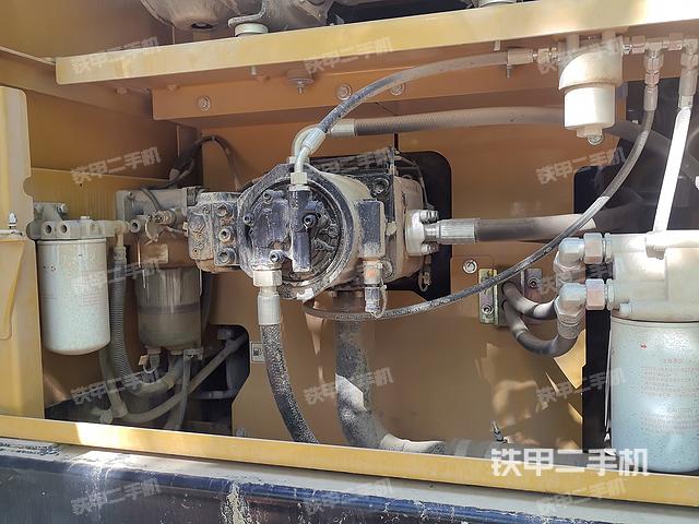 液壓泵艙室正面整體(整機外觀) 液壓泵艙室正面整體(整機外觀)