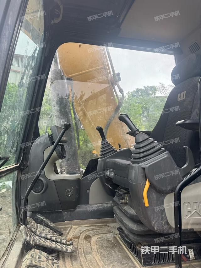 座椅左侧控制台/音响/含左手柄(驾驶室部分) 座椅左侧控制台/音响/含左手柄(驾驶室部分)