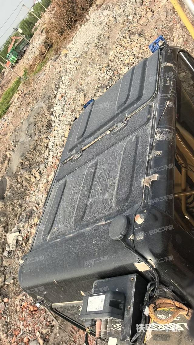 驾驶室顶部(整机外观) 驾驶室顶部(整机外观)