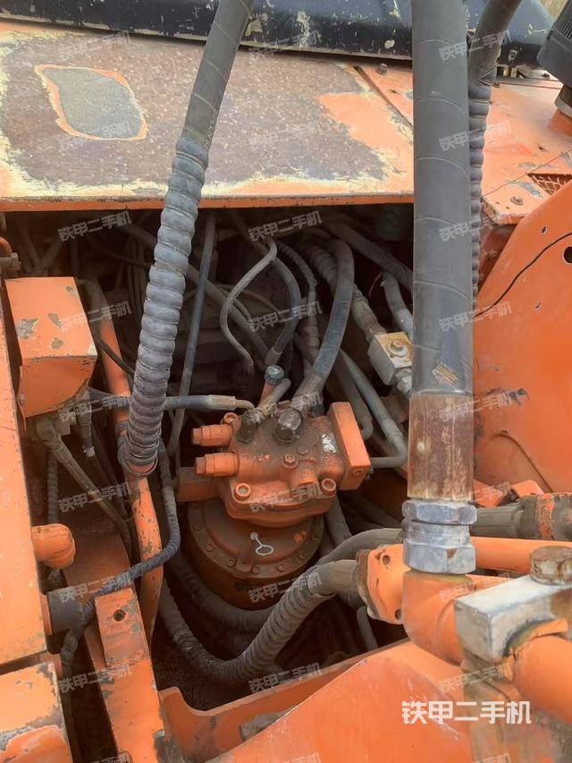 回轉(zhuǎn)馬達(dá)和主控閥(整機(jī)外觀) 回轉(zhuǎn)馬達(dá)和主控閥(整機(jī)外觀)