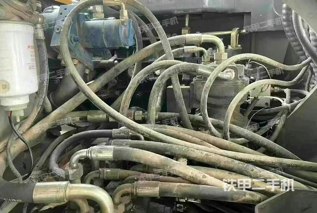 回轉(zhuǎn)馬達(dá)和主控閥（整機(jī)外觀）