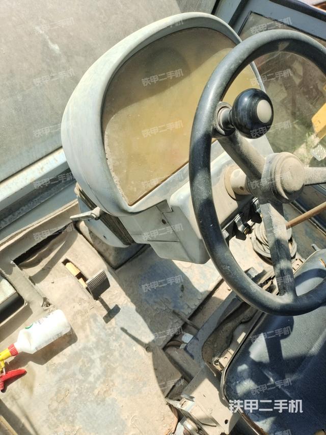 驾驶室内座椅、仪表操作手柄全景（压路机驾驶室）