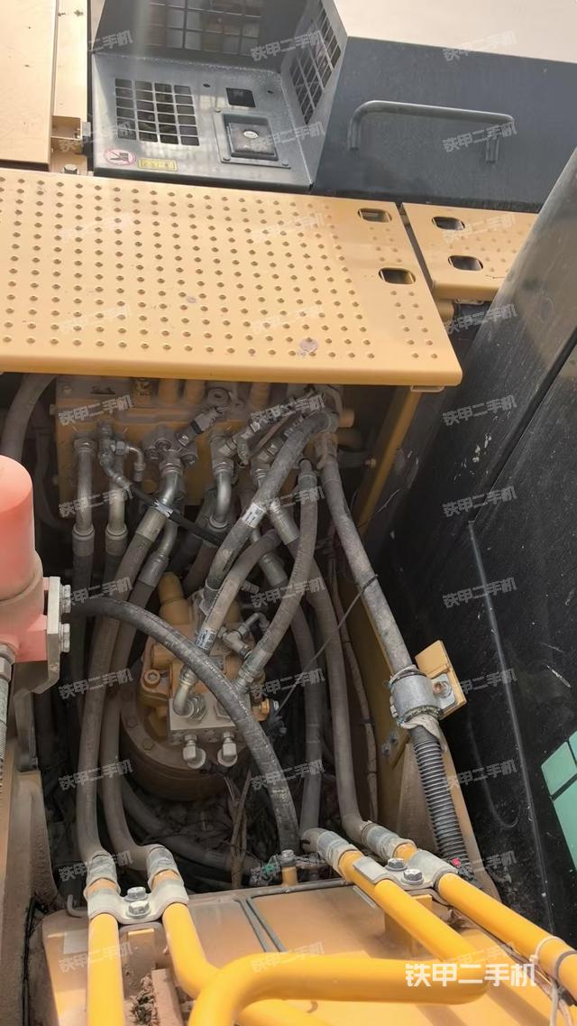 回转马达和主控阀(整机外观) 回转马达和主控阀(整机外观)