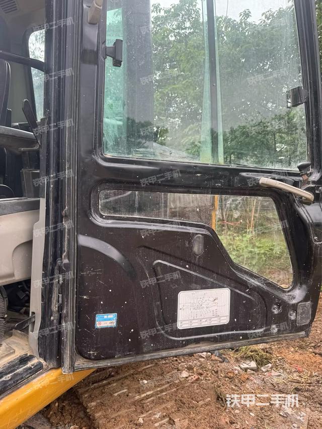 座椅右侧控制台/钥匙门/油门/含右手柄(驾驶室部分) 座椅右侧控制台/钥匙门/油门/含右手柄(驾驶室部分)