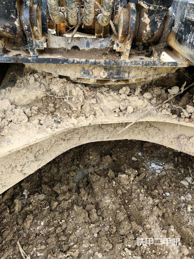 转盘和下车架正前(工作和回转装置) 转盘和下车架正前(工作和回转装置)