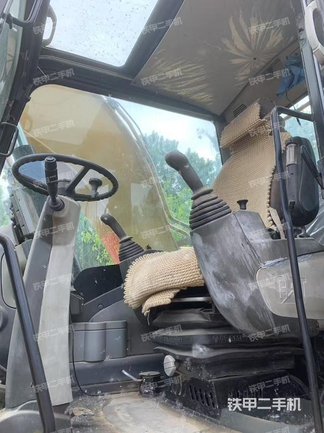 驾驶室整体(整机外观) 驾驶室整体(整机外观)