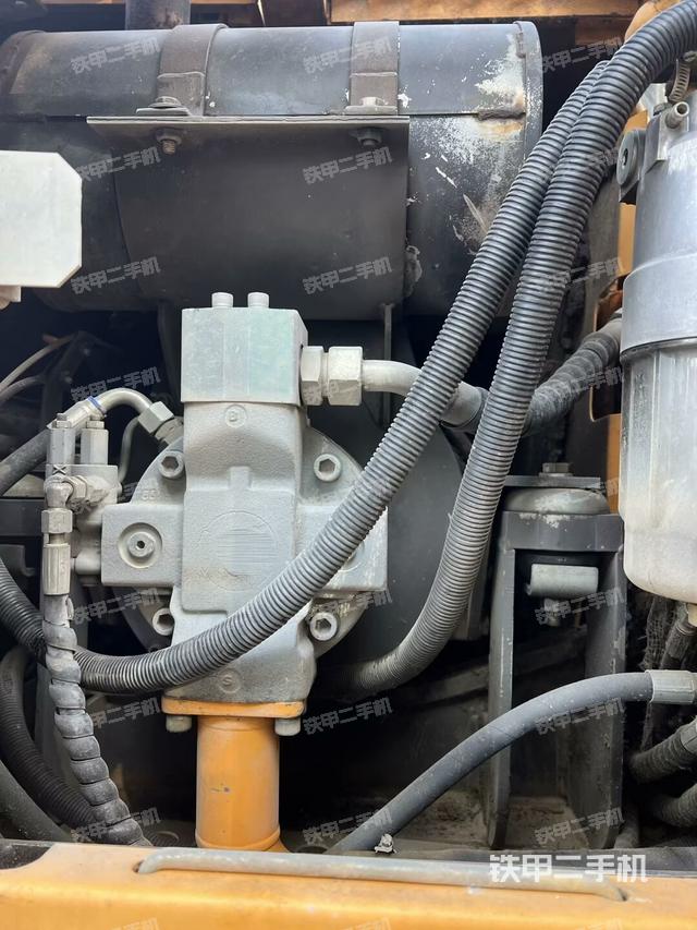 液压泵舱室正面整体（整机外观）