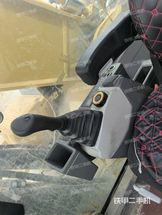 座椅右側(cè)控制臺/鑰匙門/油門/含右手柄(駕駛室部分) 座椅右側(cè)控制臺/鑰匙門/油門/含右手柄(駕駛室部分)