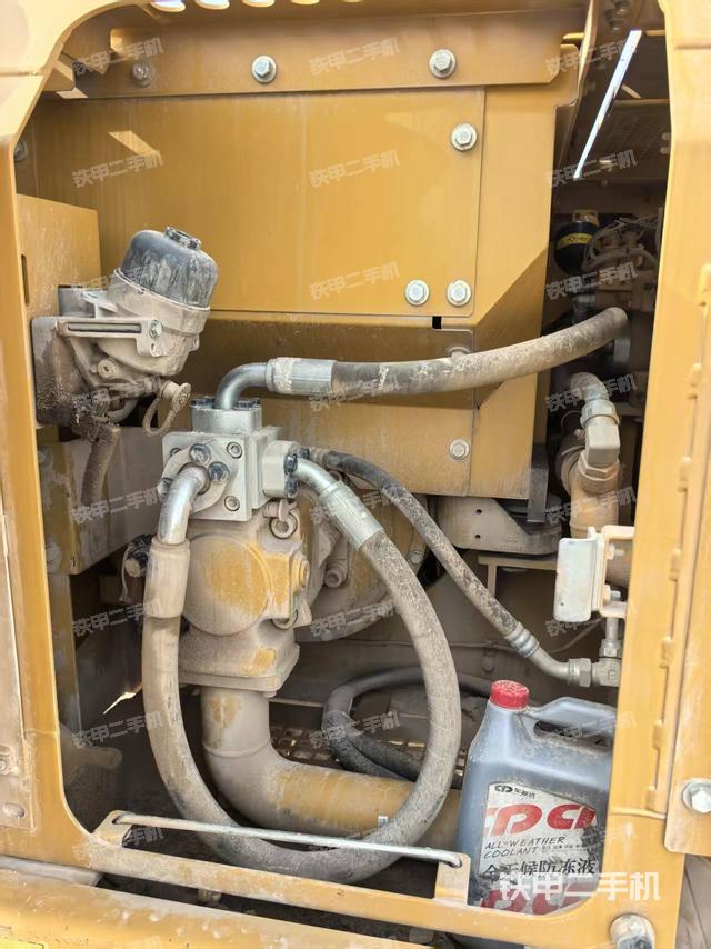 液压泵舱室正面整体(整机外观) 液压泵舱室正面整体(整机外观)