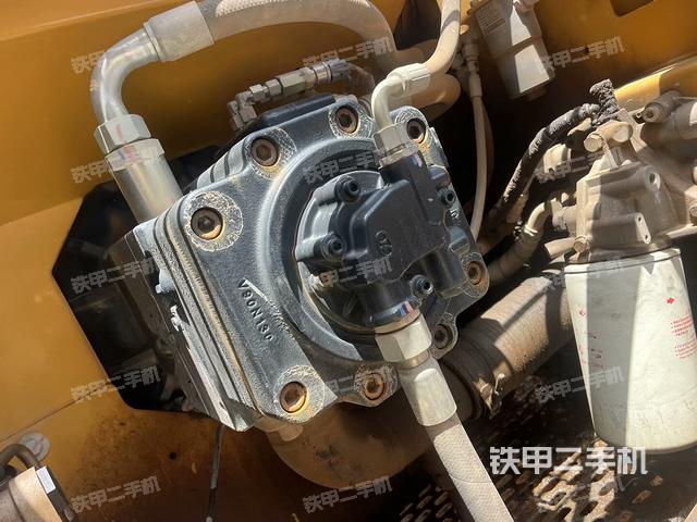 液壓泵艙室正面整體(整機(jī)外觀) 液壓泵艙室正面整體(整機(jī)外觀)