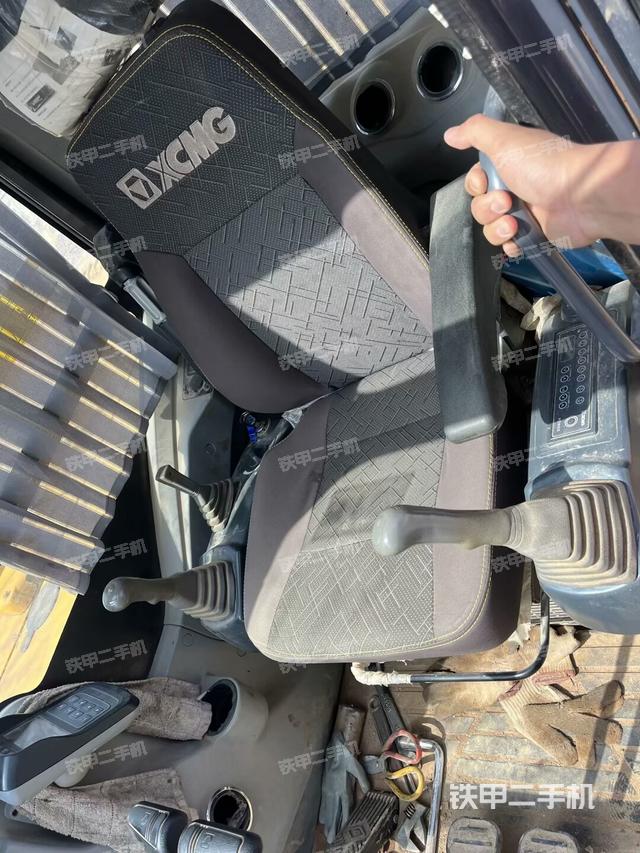 駕駛室整體(整機(jī)外觀) 駕駛室整體(整機(jī)外觀)