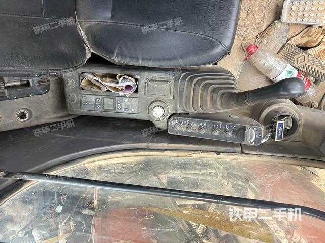 座椅右側(cè)控制臺(tái)/鑰匙門(mén)/油門(mén)/含右手柄(駕駛室部分) 座椅右側(cè)控制臺(tái)/鑰匙門(mén)/油門(mén)/含右手柄(駕駛室部分)