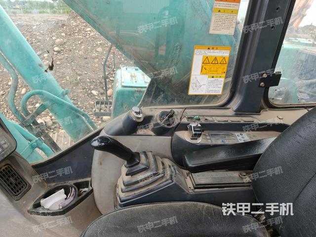 行走控制手柄和踏板?俯拍(駕駛室部分) 行走控制手柄和踏板?俯拍(駕駛室部分)