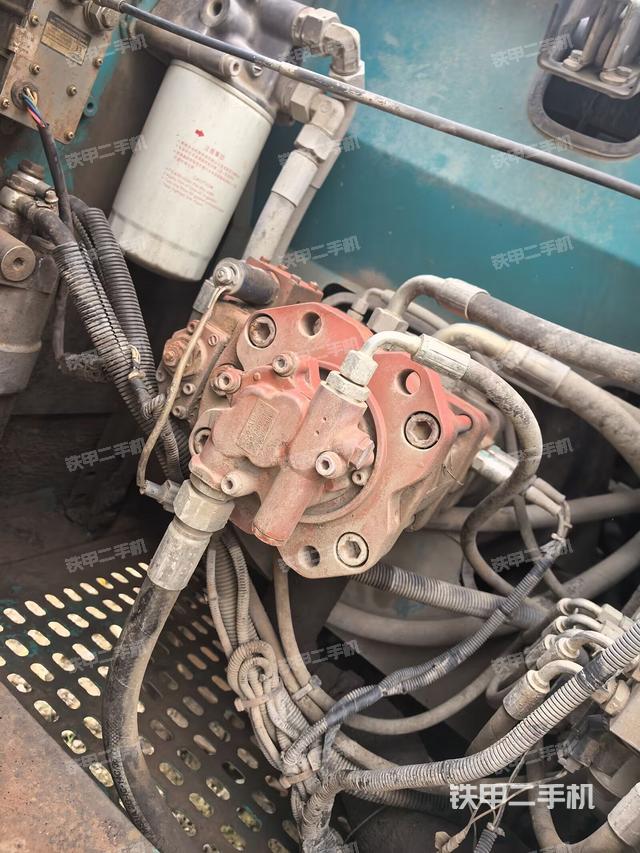 液压泵舱室正面整体(整机外观) 液压泵舱室正面整体(整机外观)