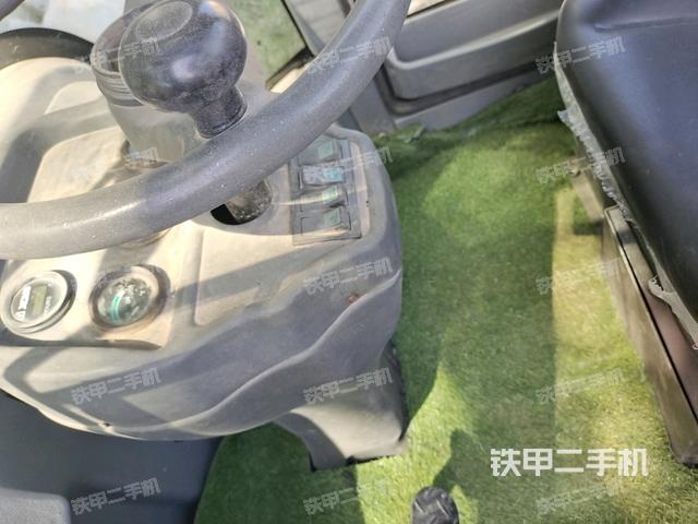 駕駛室側(cè)向上照全景（壓路機(jī)駕駛室）