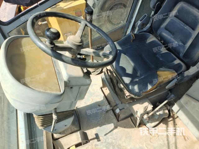 驾驶室顶蓬内（压路机驾驶室）