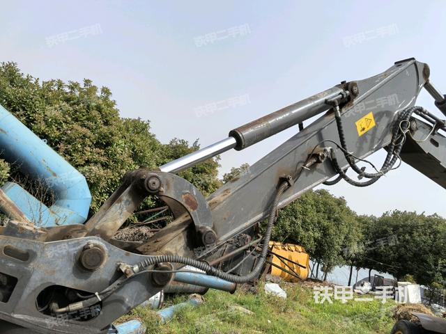 小臂整体左后(工作和回转装置) 小臂整体左后(工作和回转装置)