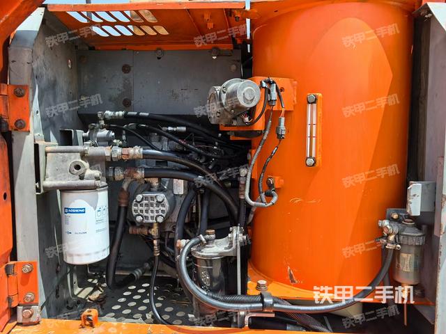 液壓泵艙室正面整體(整機(jī)外觀) 液壓泵艙室正面整體(整機(jī)外觀)