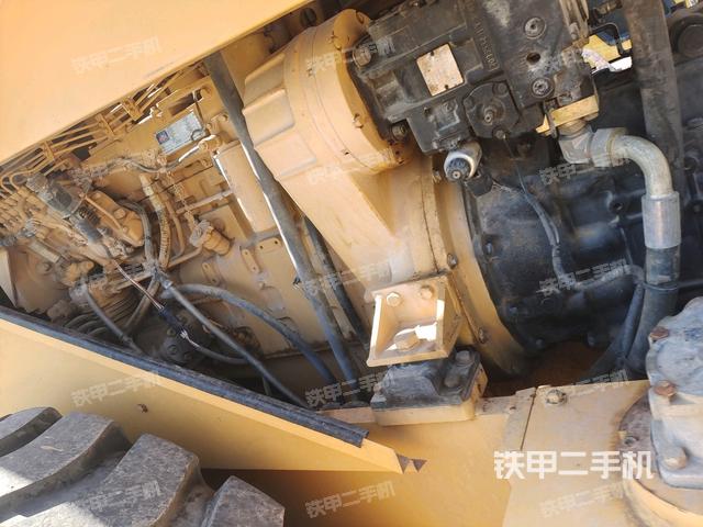 发动机舱液压泵全景（压路机发动机舱）