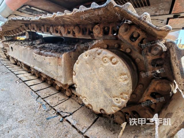 駕駛室頂部(整機(jī)外觀) 駕駛室頂部(整機(jī)外觀)