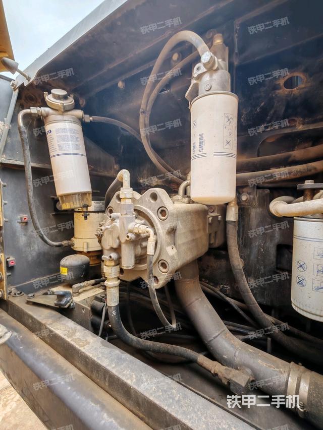 液壓泵艙室正面整體(整機外觀) 液壓泵艙室正面整體(整機外觀)