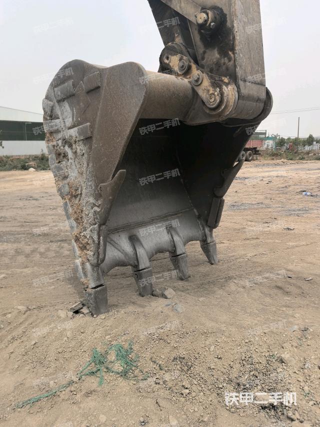 鏟斗右后整體(工作和回轉(zhuǎn)裝置) 鏟斗右后整體(工作和回轉(zhuǎn)裝置)