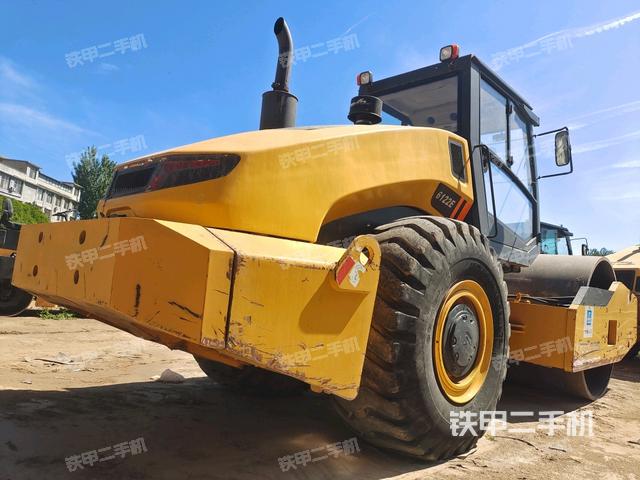 右后45°(压路机整机外观) 右后45°(压路机整机外观)