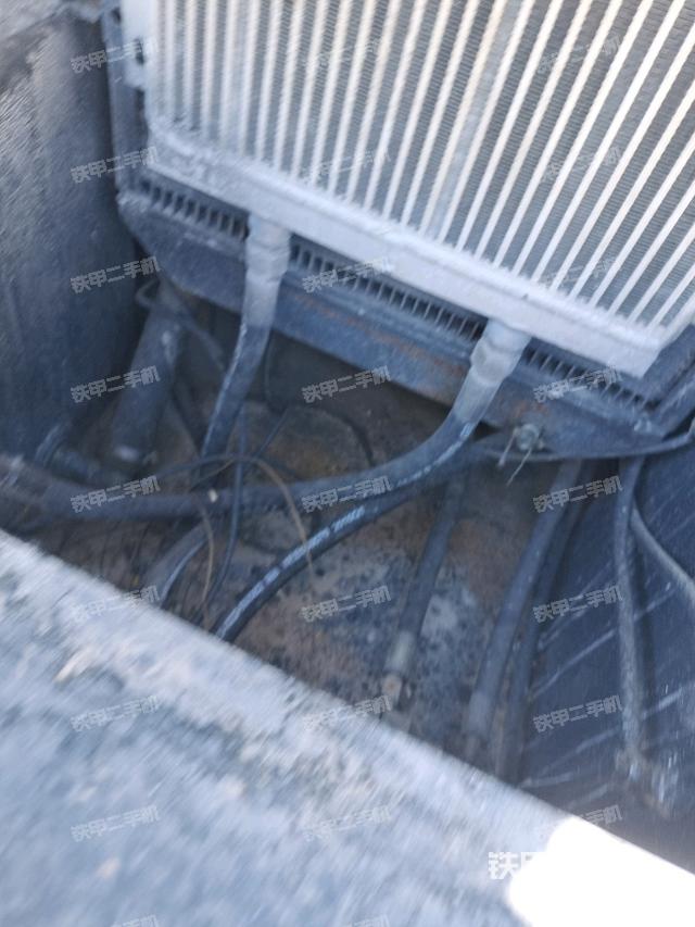 發(fā)動(dòng)機(jī)上部全景（壓路機(jī)發(fā)動(dòng)機(jī)艙）