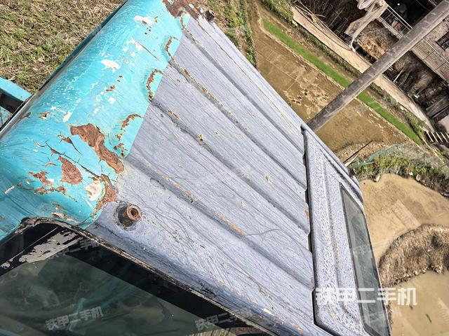 驾驶室顶部(整机外观) 驾驶室顶部(整机外观)