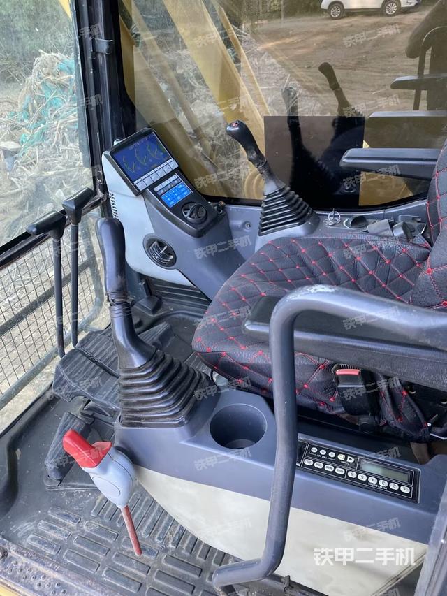 驾驶室整体(整机外观) 驾驶室整体(整机外观)