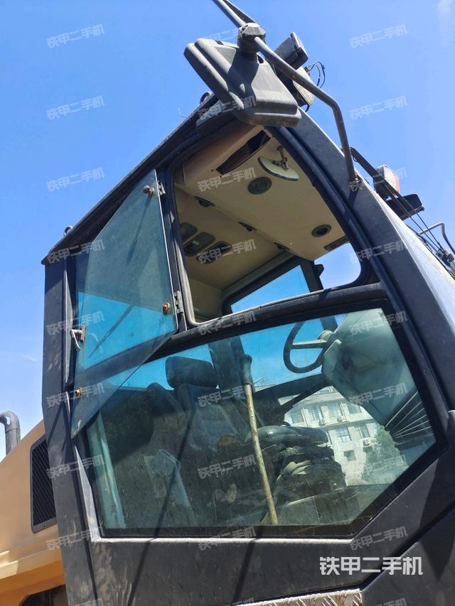 左侧正面照（压路机驾驶室）