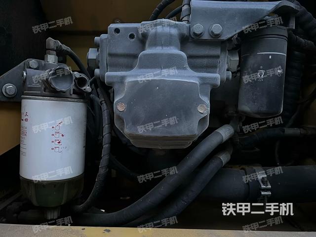 液壓泵艙室正面整體(整機(jī)外觀) 液壓泵艙室正面整體(整機(jī)外觀)