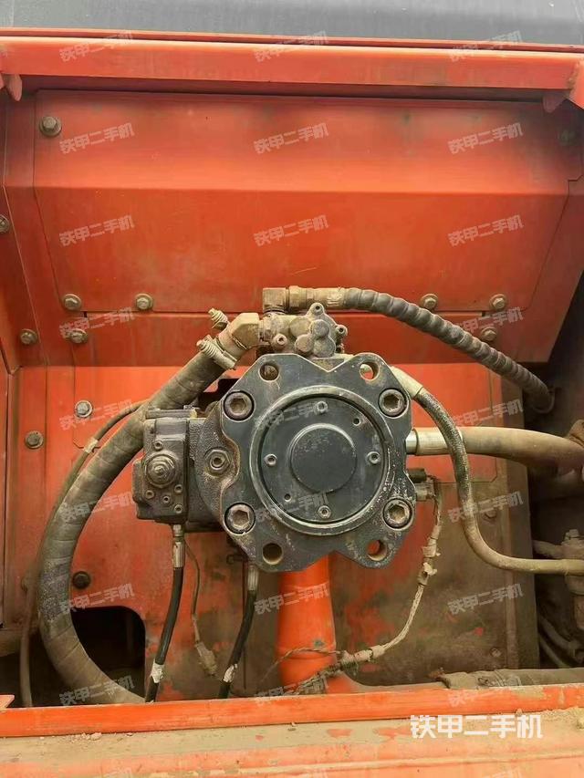 液壓泵艙室正面整體(整機(jī)外觀) 液壓泵艙室正面整體(整機(jī)外觀)