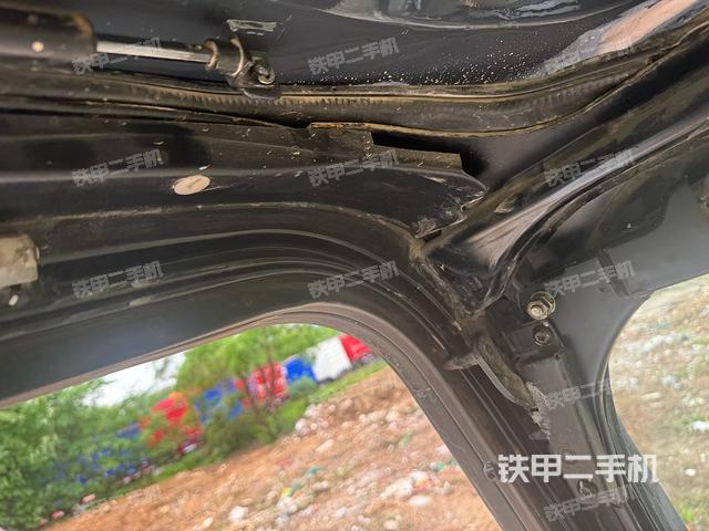 左后方玻璃角标(驾驶室部分) 左后方玻璃角标(驾驶室部分)