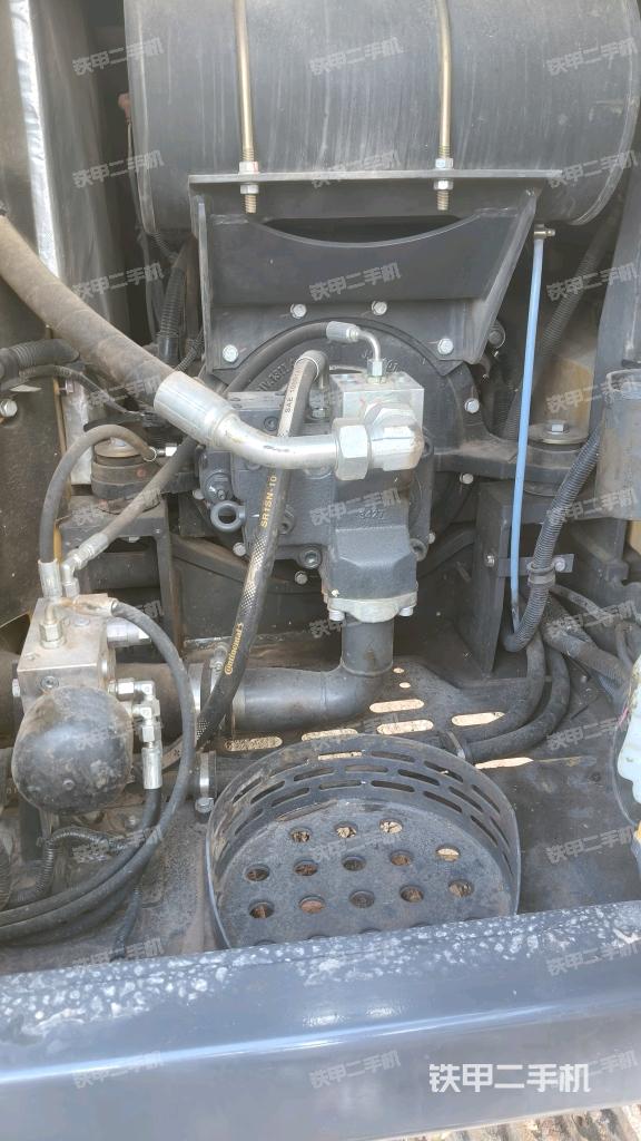 液壓泵艙室正面整體（整機(jī)外觀）