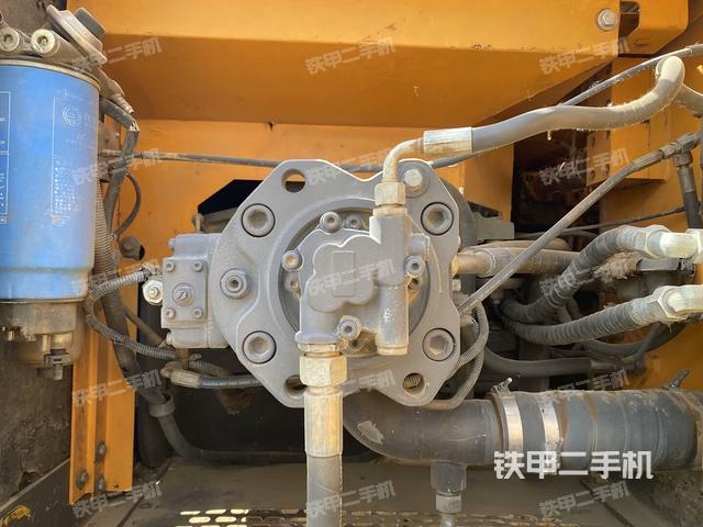 液压泵舱室正面整体（整机外观）