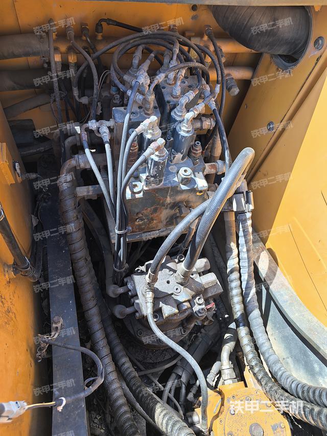 回轉(zhuǎn)馬達(dá)和主控閥（整機(jī)外觀）